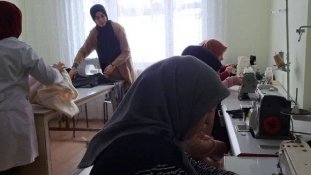 Bitlis Adilcevaz'da kadınlar depremzedeler için seferber oldu