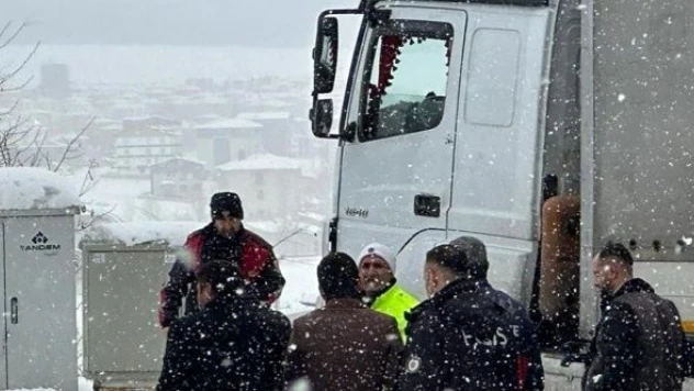 Bitlis'te TIR minibüse çarptı: 3 yaralı