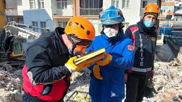 Çinli kurtarma görevlisi barınma merkezi olarak kullanılan camiye bağış yaptı