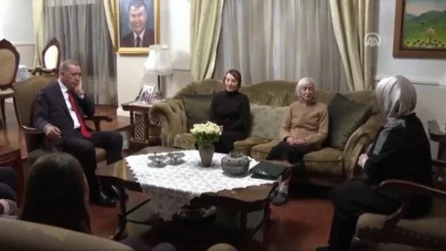 Cumhurbaşkanı ve eşi Emine Erdoğan'dan Deniz Baykal'ın evine taziye ziyareti
