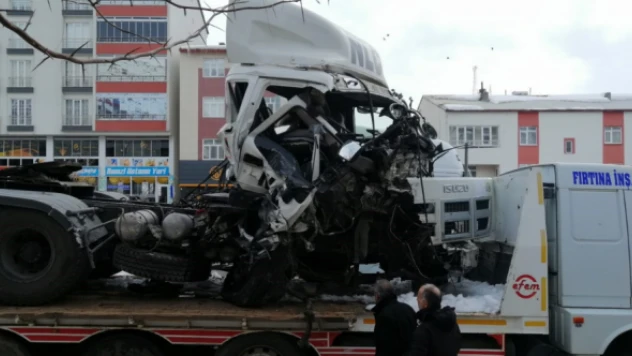 Deprem bölgesine giden yardım TIR'ı kaza yaptı