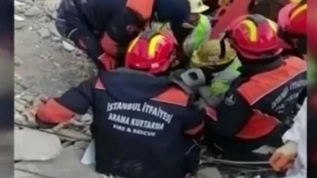 Depremin 228. saati: 13 yaşındaki çocuk enkazdan kurtarıldı