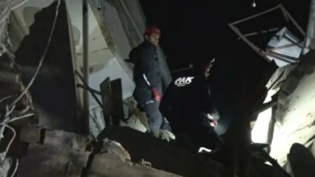 Eşyalarını almak isterken enkaz altında kaldılar