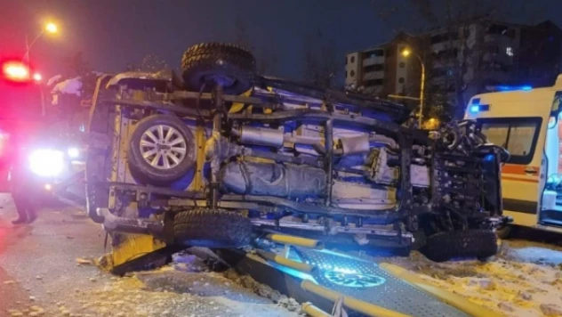 Feci kaza: İki otomobil birbirine girdi!