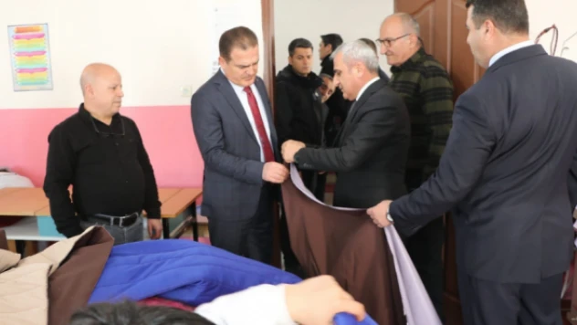 Hakkari'de depremzedeler için yardımlar devam ediyor