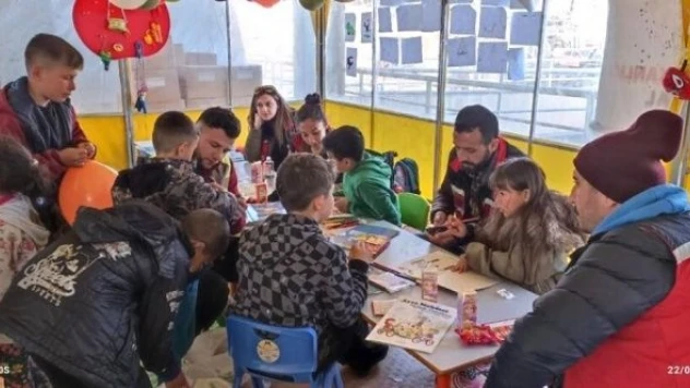 Hakkari'deki gezici kütüphane deprem bölgesinde