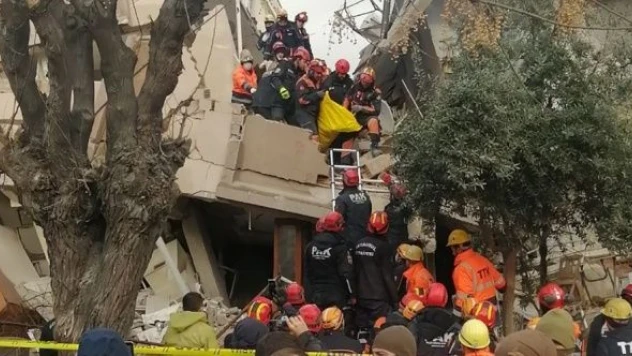 Hatay'da enkaz altında kalan 3 kişinin cansız bedeni çıkarıldı