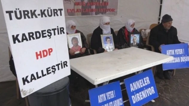 Kar altında bile evlat nöbetinden vazgeçmediler