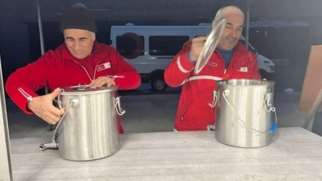 Mehmetçiğin pişirdiği ekmek ve çorbalar İskenderun'da dağıtılıyor