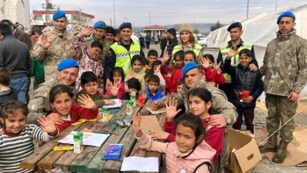 Mehmetçik depremzede çocuklara moral etkinliği düzenledi