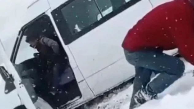 Şarampole yuvarlanmanın eşiğindeydi: Kara saplandı