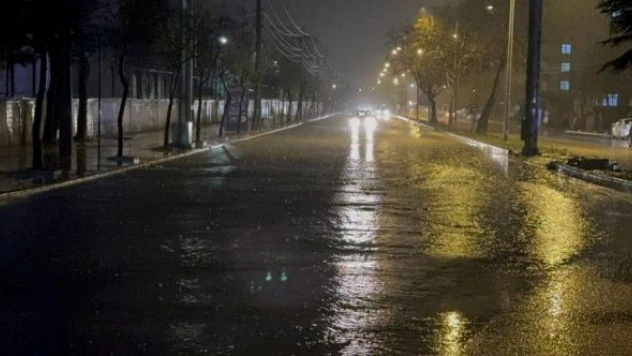Aşırı yağış yolları göle döndürdü