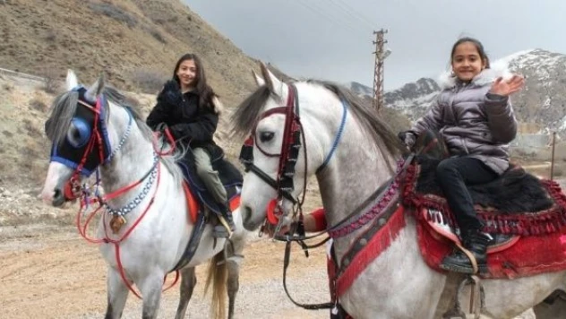 At tutkunu depremzede ikizlere Bayburt'ta anlamlı hareket
