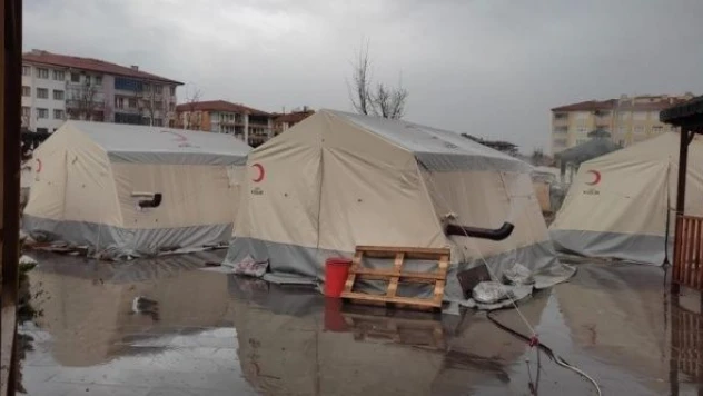 Çadırlar su altında kaldı, 2 kişi sobadan zehirlendi!