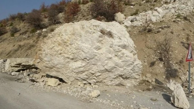 Depremde dağlar yerinden oynadı