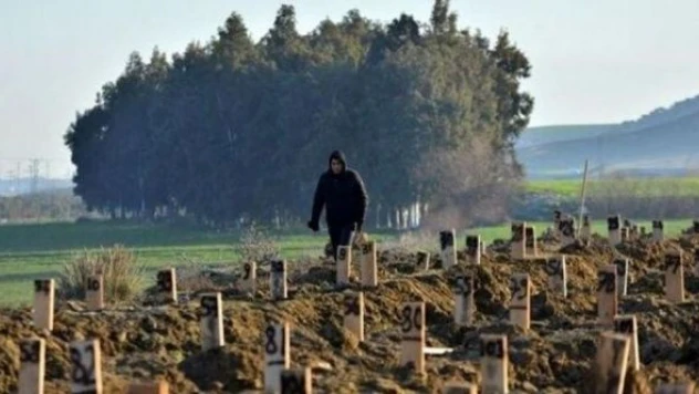 Depremde ölen 5 bin kişi kimliksiz gömüldü iddiası