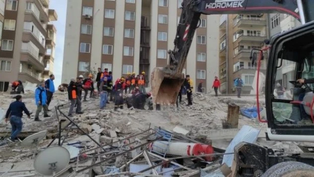 Derpemde ağı hasar alan bina çöktü... Yaralılar var