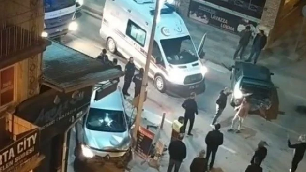 Elazığ'da iki otomobil birbirine girdi!