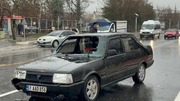 Elazığ'da otomobil gence çarptı