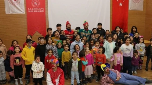 Hacivat ve Karagöz bu sefer depremzede çocukları güldürdü