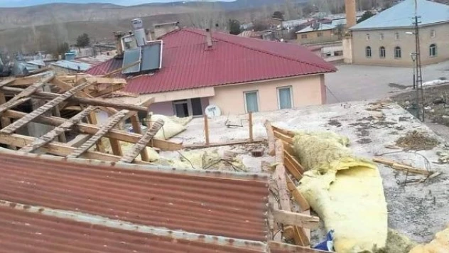 Hortum çatıları uçurdu