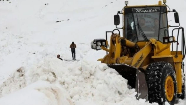 İran sınırında kışla zorlu mücadele