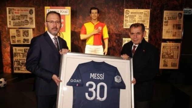 Messi'nin imzaladığı formayı depremzedeler için bağışladı