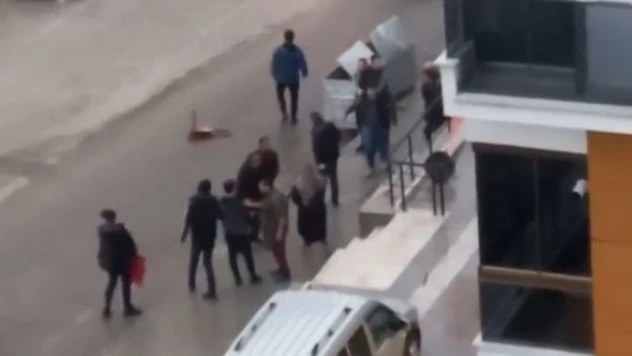 Sağanak yağış altında yapılan kavga hastanede bitti!