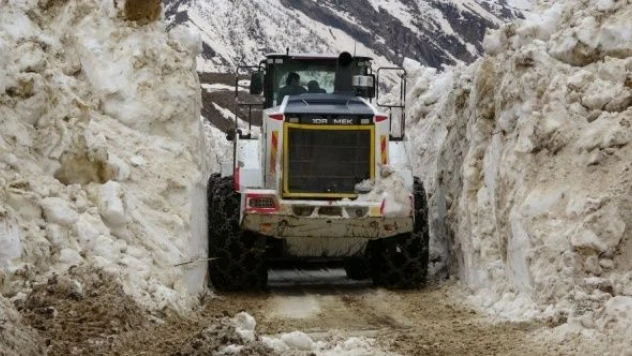 Yüksekova'ya öyle bir kar yağdı ki... 1 kilometreyi 3 günde geçtiler