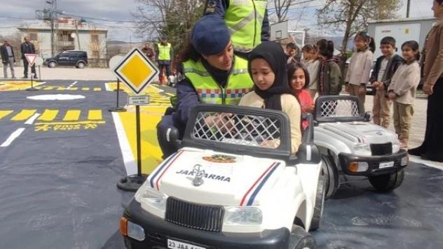 Jandarmadan öğrencilere teorik ve uygulamalı eğitim