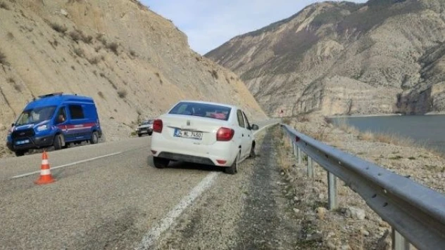 Otomobil göle uçmaktan son anda kurtuldu