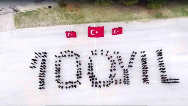 240 lise öğrencisi '100. Yıl' yazıp Türk bayrağı açtı