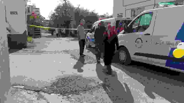 27 yaşındaki genç evinde bıçaklanmış şekilde ölü bulundu