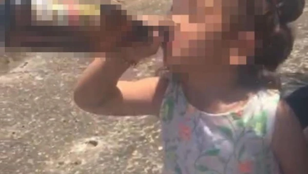 3 yaşındaki kızına içki içirdiği iddia edilen kadın gözaltına alındı