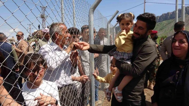 30 yıl aradan sonra gelen sevinç: Akrabalarını görmek için kapıya akın ettiler