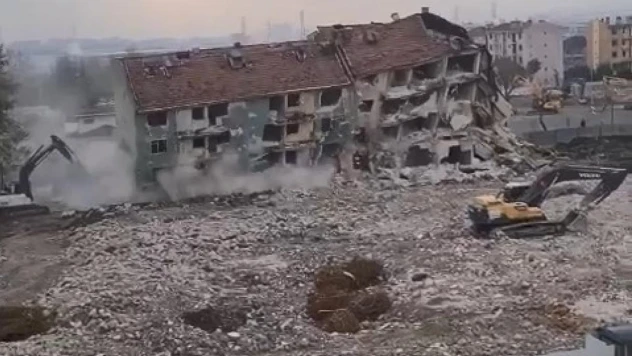 4 katlı bina saniyeler içerisinde yerle bir oldu