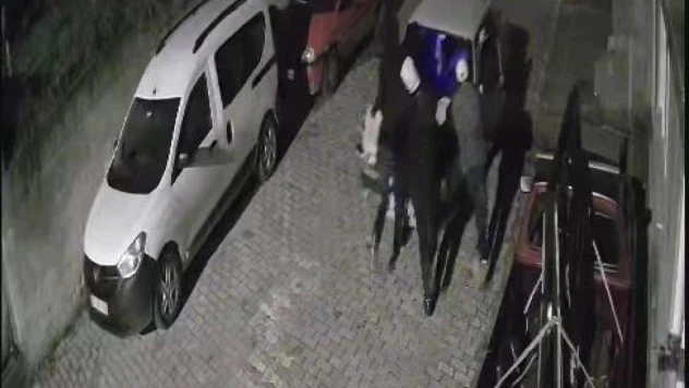 4 kişinin iterek çaldığı otomobil kamerada