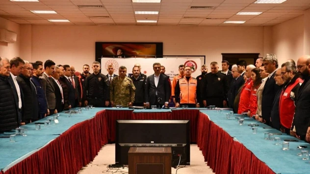 6 Şubat depreminde hayatını kaybedenler Isparta'da 04.17'de anıldı