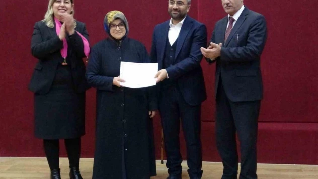 72 yaşındaki Besna Say, okur-yazarlık sertifikasını başkan oğlunun elinden aldı
