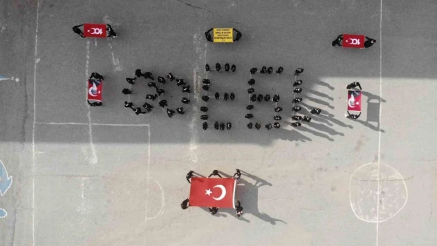 75 öğrencinin oluşturduğu kareografi büyük beğeni topladı