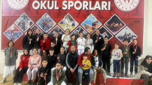 77 sporcu madalya için tatamiye çıktı