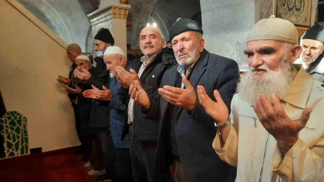 9 asırlık camide eller Filistin için semaya kalktı