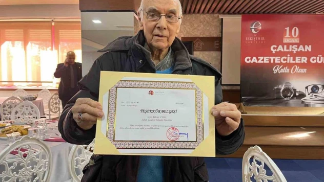 91 yaşında hâlâ gazetecilik yapan Rıdvan Uysal'a teşekkür belgesi