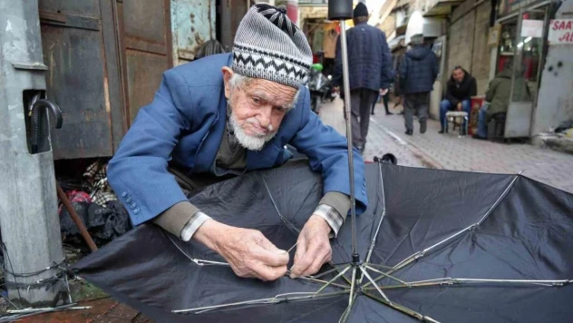 94 yaşındaki şemsiye tamircisinin başında kuyruk oluyorlar