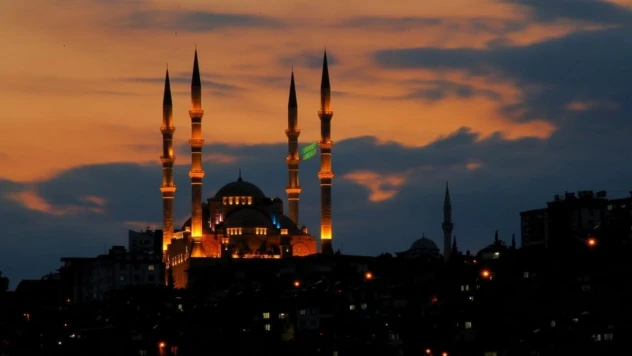 Abdulhamid Han Camisi ihtişamıyla dikkat çekiyor