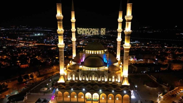 Abdülhamit Han Camii, Ramazan'da görenleri mest ediyor