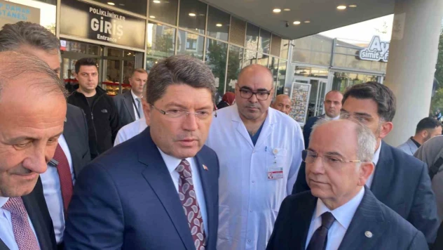 Adalet Bakanı Tunç, bıçaklanan müfettişi hastanede ziyaret etti