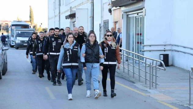 Adana'da belediyeye yapılan rüşvet operasyonun yakalananlar sağlık kontrolünden geçirildi