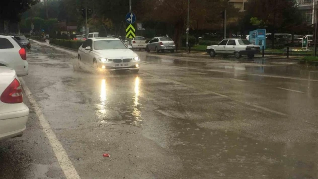 Adana'da yağış etkili olmaya başladı