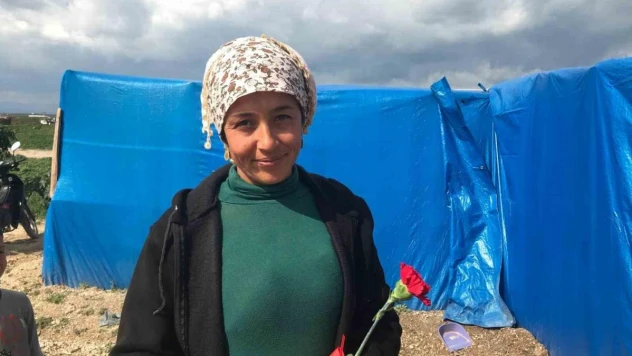 Adana polisinden tarlada çalışan kadınlara karanfilli kutlama